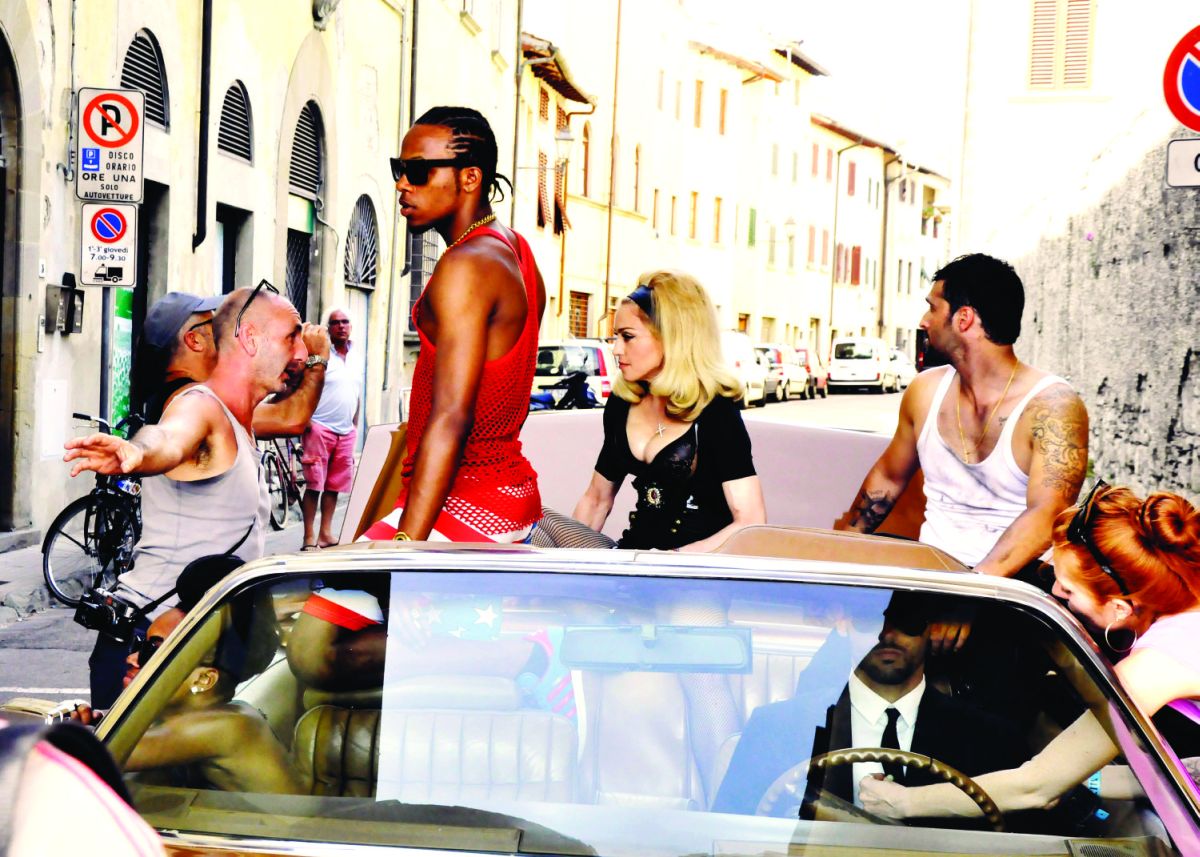 H Madonna μαζεύει χορευτές από τους δρόμους της Φλωρεντίας